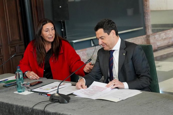 Archivo - El presidente de la Junta, Juanma Moreno, junto a la consejera de Inclusión Social, Juventud, Familias e Igualdad, Loles López, en imagen de archivo. 