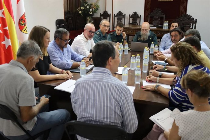 El delegado del Gobierno en Madrid, Francisco Martín, durante una reunión en Cenicientos con alcaldes de municipios afectados por el incendio forestal de la Sierra Oeste