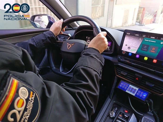 Agente de Policía Nacional al volante de un coche