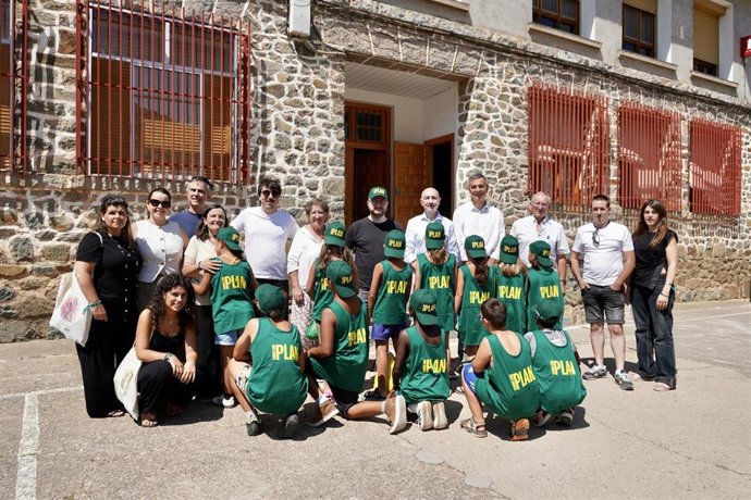 El delegado del Gobierno en Aragón, Fernando Beltrán, se ha desplazado a Codos (Zaragoza) para conocer el programa 'Tardes con plan'
