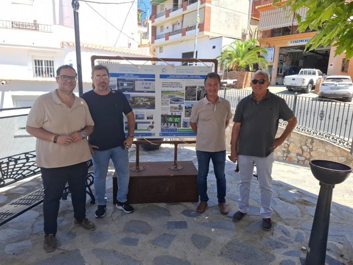 El presidente de la institución comarcal, Rafael Caballero, y el gerente de Aguas y Servicios, Alejandro Jurado, acompañados por el alcalde de Jete, Plácido Jerónimo, han visitado la exposición de la empresa concesionaria del Ciclo Integral del Agua