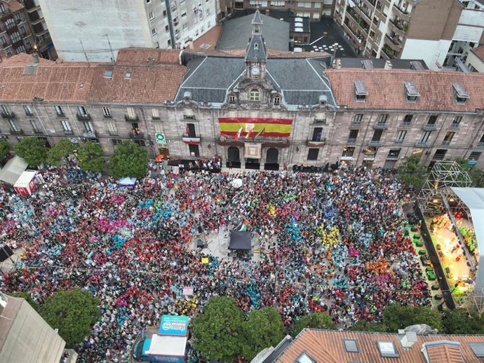 Archivo - Chupinazo fiestas Torrelavega.- Archivo