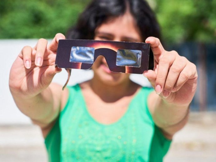 Cuando ya no vayan a utilizarse las gafas, se recomienda separar sus materiales, depositando la montura de cartón en el contenedor azul y el filtro en el contenedor de resto.