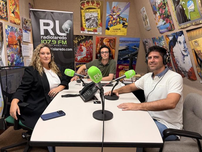 Alumnos en la radio.