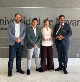 Lorea Jordana Urriza, segunda WIT en ser doctora, con dos miembros de su comité de tesis