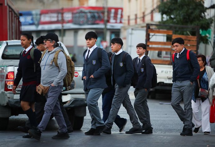 Valparaíso, 04 de Marzo 2026  Gran cantidad de escolares se dirigen a sus colegios en la Av Argentina, en el inicio del año escolar en Valparaíso.  Manuel Lema/ Aton Chile