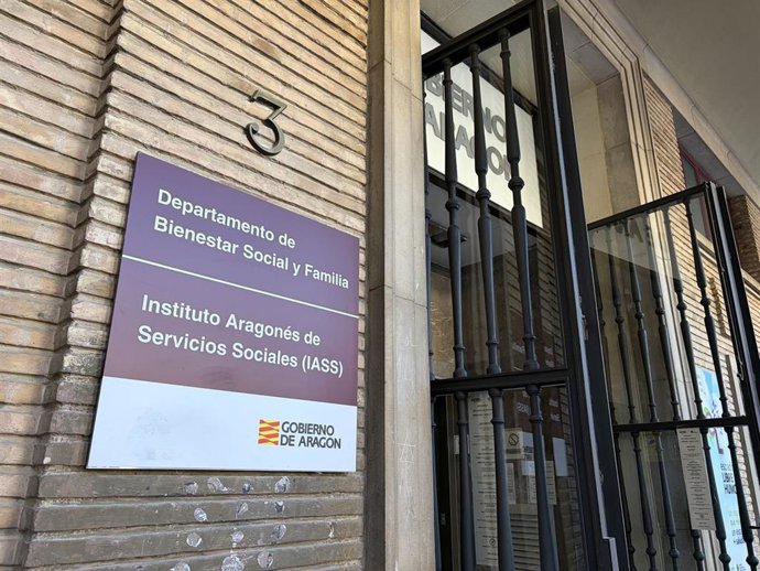 Archivo - Acceso al Departamento de Bienestar Social y Familia del Gobierno de Aragón, en la plaza del Pilar de Zaragoza.