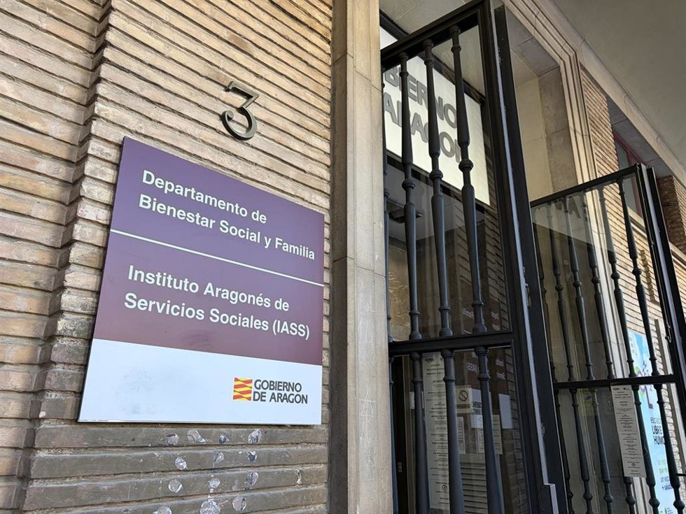 Archivo - Acceso al Departamento de Bienestar Social y Familia del Gobierno de Aragón, en la plaza del Pilar de Zaragoza.