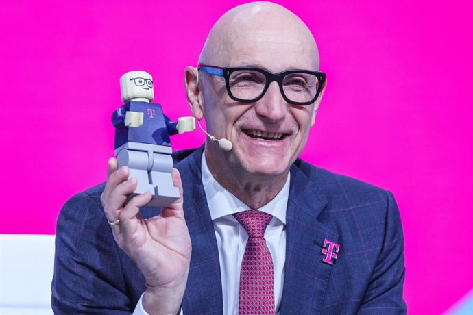Archivo - 01 April 2026, North Rhine-Westphalia, Bonn: Timotheus Hoettges, CEO of Deutsche Telekom, holds a Lego man at the company's shareholders' meeting. Photo: Oliver Berg/dpa