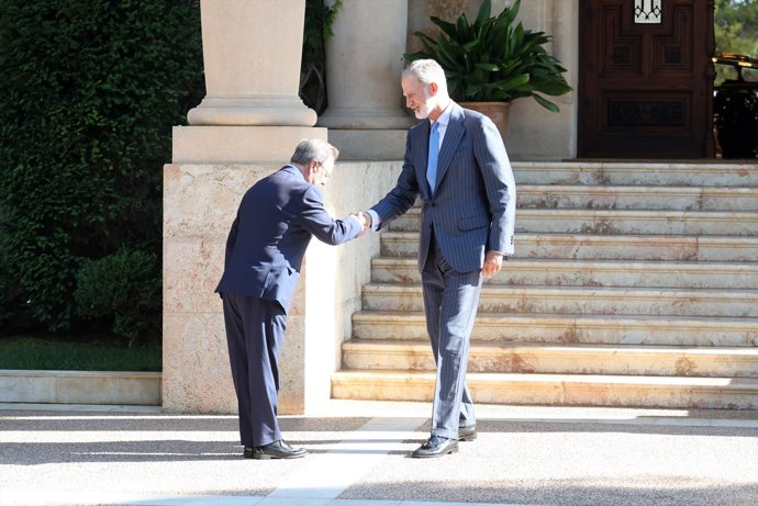 El Rey VI junto a Juan Jesús Vivas Lara, presidente de la Ciudad Autónoma de Ceuta, en el Palacio de Marivent, a 6 de agosto de 2026, en Palma de Mallorca (Islas Baleares, España).
