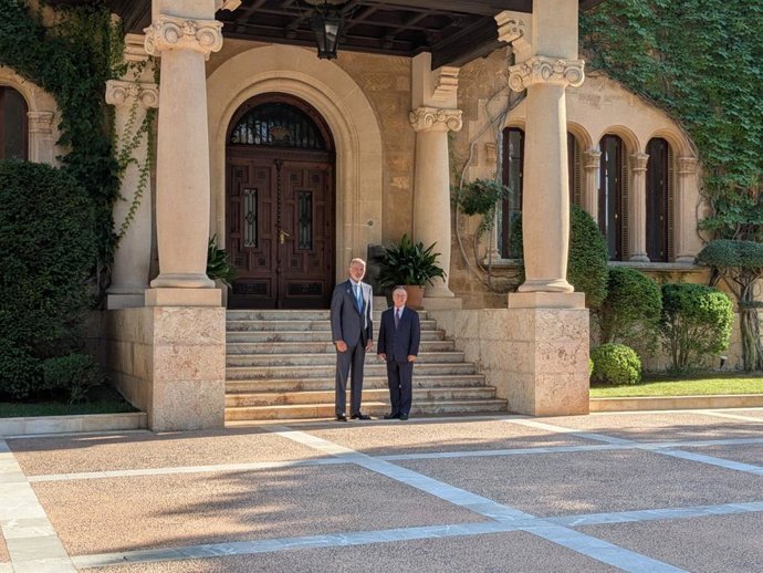 El Rey Felipe VI y el presidente de la Ciudad Autónoma de Ceuta, Juan Jesús Vivas, a las puertas del Palacio de Marivent.