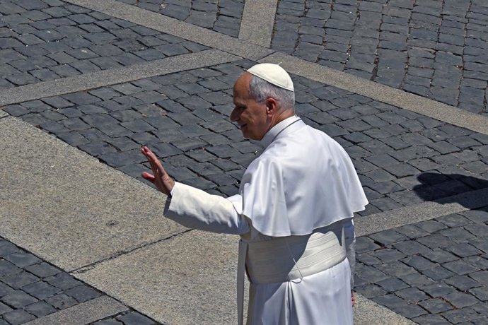 Castel Gandolfo, italy: IPA86628335 - Italy, Castel Gandolfo, Vatican, July 12, 2026: Pope Leo XIV greets the crowd after the Angelus prayer from the entrance of the Apostolic Palace in Piazza della LibertA  (Liberty Square) at the papal summer residence 