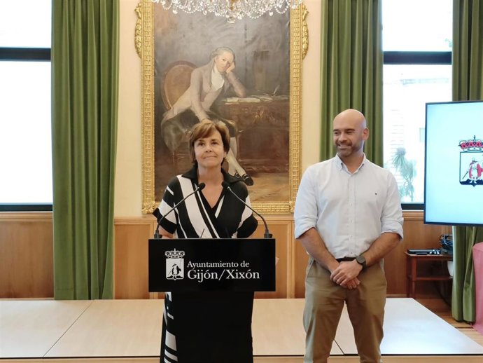 La alcaldesa de Gijón, Carmen Moriyón, en rueda de prensa en el Ayuntamiento gijonés, junto al concejal de Urbanismo, Jesús Martínez Salvador.