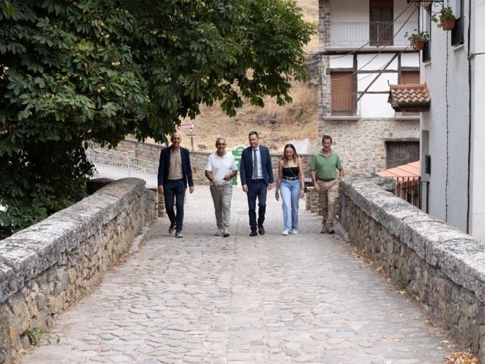 El consejero de Política Local, Infraestructuras y Lucha contra la Despoblación, Daniel Osés, y el alcalde de Cabezón de Cameros, Rodrigo Alba,suscriben un convenio