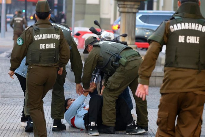 Santiago, 17 de junio de 2026. Pelea entre familiares durante fiscalizacion de Carabineros en el Metro Republica, en el marco del operativo denominado, Copamiento Metro. Jonnathan Oyarzun/Aton Chile