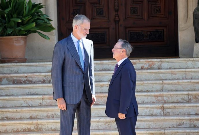 El Rey VI junto a Juan Jesús Vivas Lara, presidente de la Ciudad Autónoma de Ceuta, en el Palacio de Marivent, a 6 de agosto de 2026, en Palma de Mallorca (Islas Baleares, España).