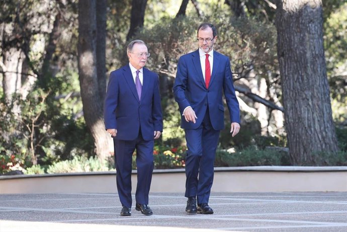 El Rey VI junto a Juan Jesús Vivas Lara, presidente de la Ciudad Autónoma de Ceuta, en el Palacio de Marivent, a 6 de agosto de 2026, en Palma de Mallorca (Islas Baleares, España).