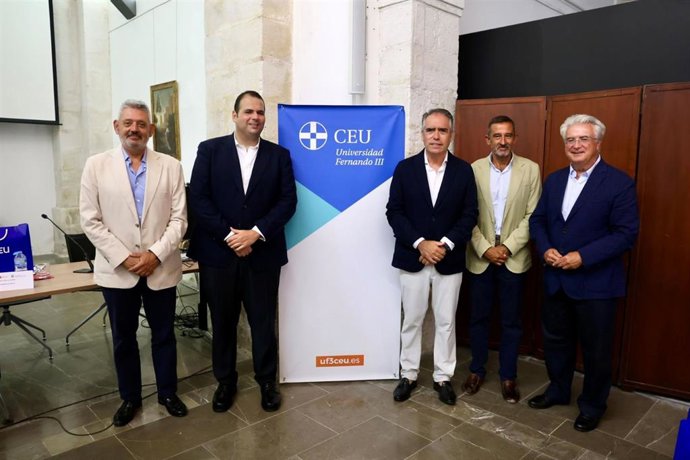 Fotografía familiar de la cuarta y última sesión deI Curso de Verano 'Jornadas sobre Defensa y Sociedad' de la Universidad CEU Fernando III.