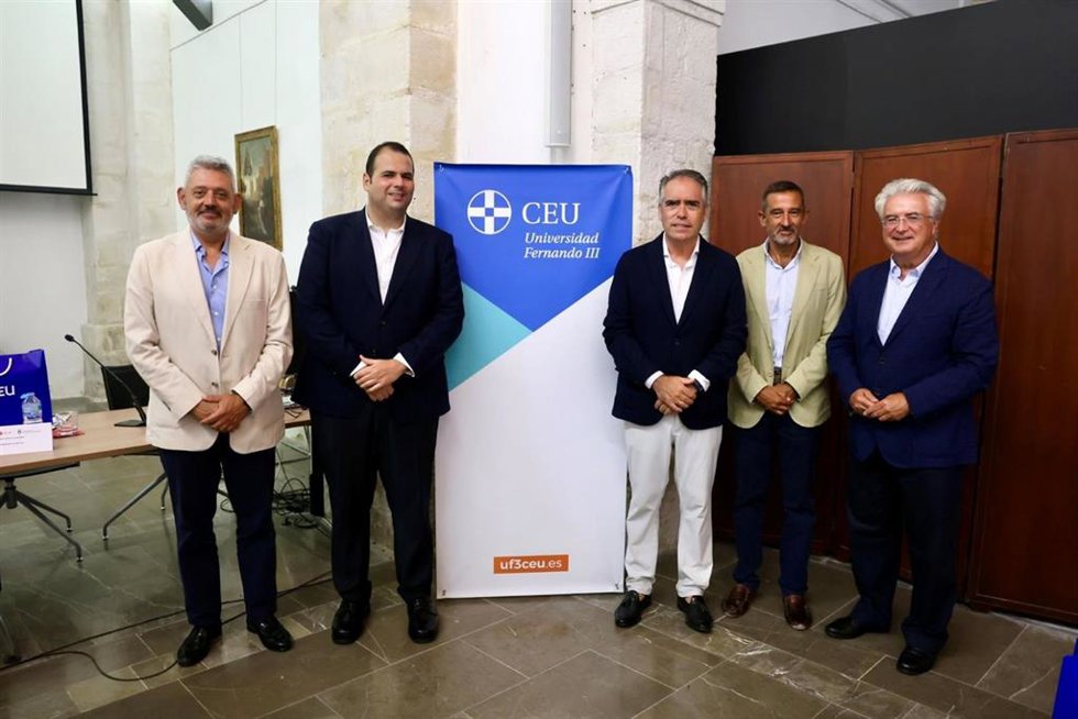 Fotografía familiar de la cuarta y última sesión deI Curso de Verano 'Jornadas sobre Defensa y Sociedad' de la Universidad CEU Fernando III.