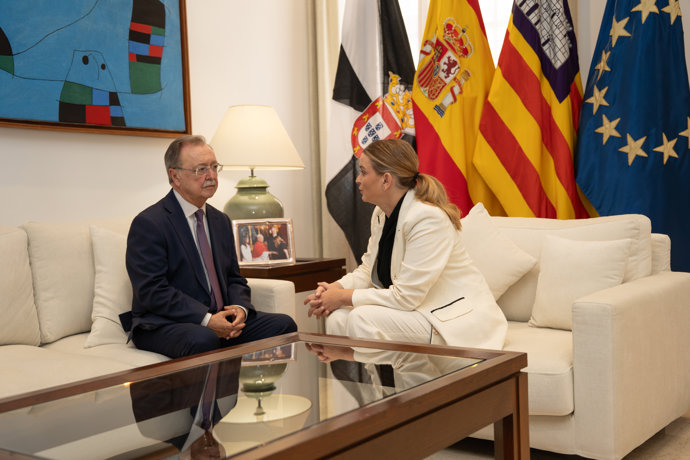 La presidenta del Gobierno de las Islas Baleares, Marga Prohens (d), y el presidente de Ceuta, Juan Jesús Vivas (i), durante una reunión en el Consolat de Mar, a 6 de agosto de 2026, en Palma, Islas Baleares (España).