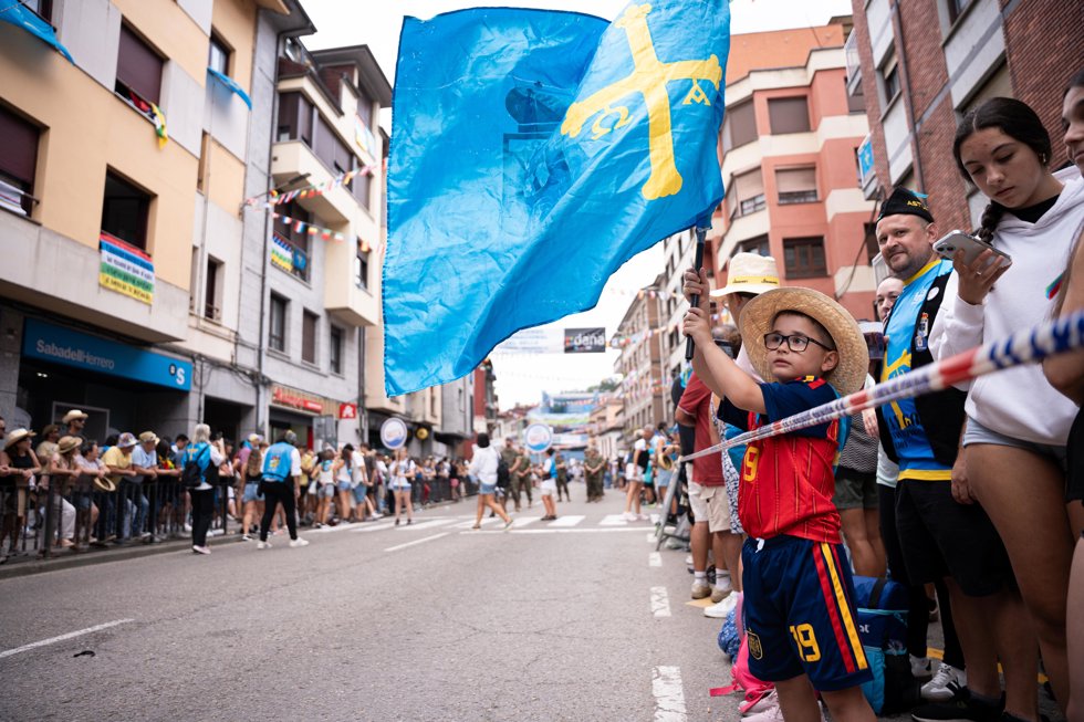 Público participando en la fiesta de las Piraguas antes del comienzo del Descenso Internacional del Sella