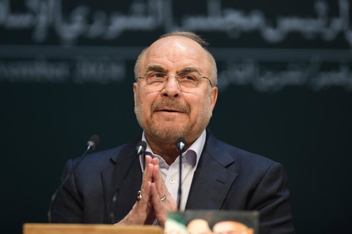 Archivo - Arquivo - TEERÃ, 28 de novembro de 2024  -- O presidente do Parlamento do Irã, Mohammad Baqer Qalibaf, responde a uma pergunta durante uma coletiva de imprensa em Teerã, no Irã, em 27 de novembro de 2024. A COMPLEMENTAR: “Irã está determinado a 