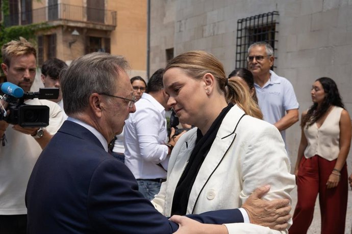 La presidenta del Gobierno de las Islas Baleares, Marga Prohens (d), y el presidente de Ceuta, Juan Jesús Vivas (i), durante una reunión en el Consolat de Mar, a 6 de agosto de 2026, en Palma, Islas Baleares (España).