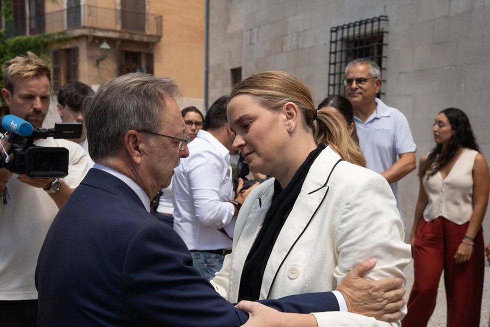 La presidenta del Gobierno de las Islas Baleares, Marga Prohens (d), y el presidente de Ceuta, Juan Jesús Vivas (i), durante una reunión en el Consolat de Mar, a 6 de agosto de 2026, en Palma, Islas Baleares (España).