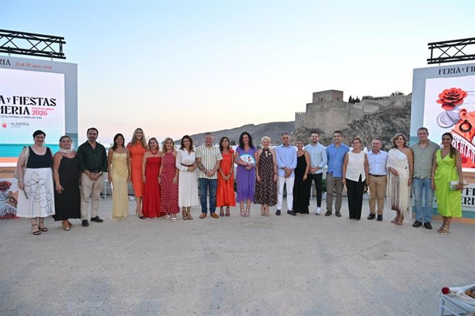 Fotografía familiar de la presentación de Feria y Fiestas de Almería, con la presencia de la alcaldesa de Almería, María del Mar Vázquez.