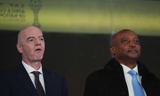 Archivo - Gianni Infantino y Patrice Motsepe