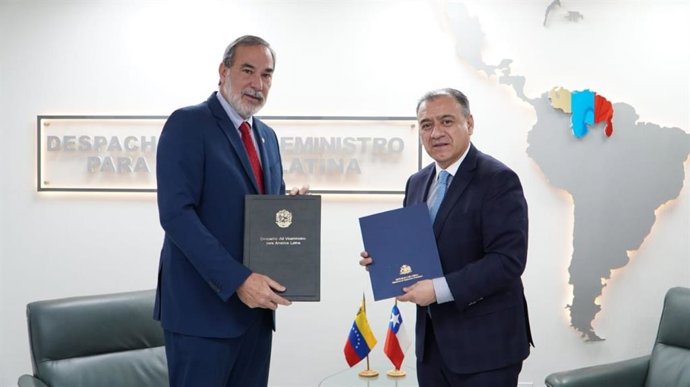 El director general de Asuntos Consulares, Inmigración y Chilenos en el Exterior, Hernán Núñez, y el viceministro para América Latina de Venezuela, Mauricio Rodríguez, reunidos en Caracas