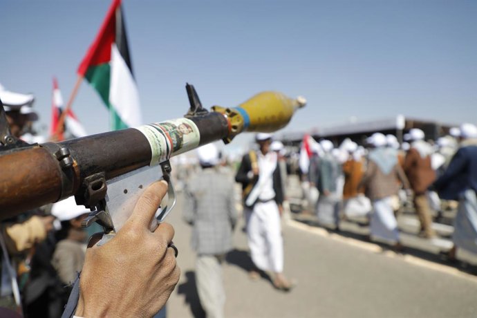 Archivo - Arquivo - 20 de dezembro de 2023, SANAA, Sanaa, Iêmen: Recrutas recém-contratados empunham armas durante um desfile em apoio ao povo de Gaza. Na última terça-feira, o secretário de Defesa dos EUA, Lloyd Austin, anunciou a criação de uma iniciati