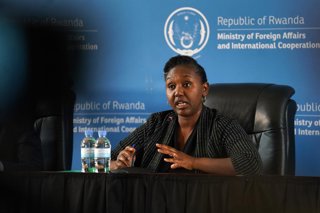 Archivo - 14 June 2022, Rwanda, Kigali: Yolande Makolo, Spokeswoman for the Rwandan government, speaks during a press conference at the Ministry of Foreign Affairs in Kigali. UK Foreign Secretary Liz Truss said on Tuesday that the first flight to Rwanda t