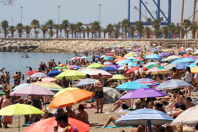 Archivo - Playa de La Malagueta, después de que el Ayuntamiento de la capital corte el agua de las duchas por la sequía a 4 de agosto de 2023 en Málaga, Andalucía. El Ayuntamiento de Málaga ha puesto en marcha nuevas medidas de ahorro y en cumplimiento de