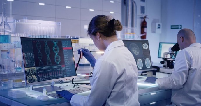 Archivo - Equipo de investigación multiétnico que estudia mutaciones de ADN. Doctora en primer plano