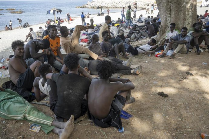Varios migrantes, a 1 de agosto de 2026, en Ceuta (España). Tras la crisis migratoria desatada el pasado jueves 30 de julio, el flujo de personas cruzando a nado desde Marruecos a Ceuta ha finalmente cesado durante la mañana de este sábado. El movimiento 