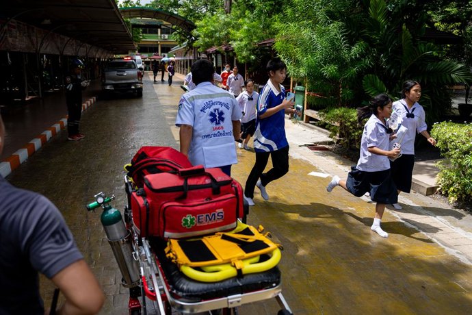 NONTHABURI, 7 de agosto de 2026  -- Alunos são evacuados do local de um tiroteio em uma escola na província de Nonthaburi, na Tailândia, em 7 de agosto de 2026. Um tiroteio em uma escola ocorreu na manhã desta sexta-feira na província de Nonthaburi, na Ta