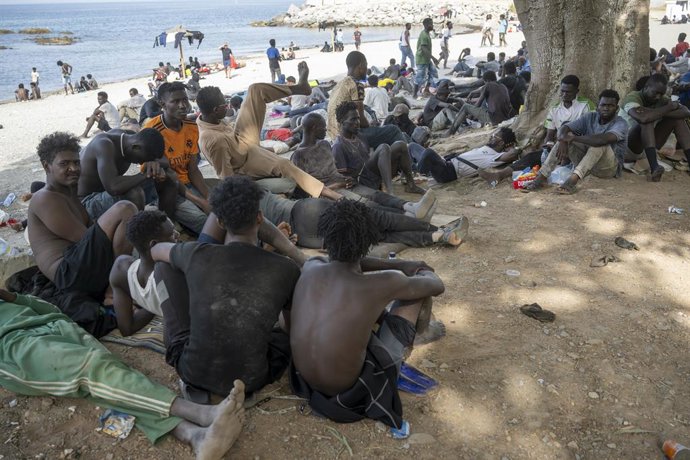 Vários migrantes, em 1º de agosto de 2026, em Ceuta (Espanha). Após a crise migratória desencadeada na última quinta-feira, 30 de julho, o fluxo de pessoas que atravessavam a nado de Marrocos para Ceuta finalmente cessou na manhã deste sábado. O movimento