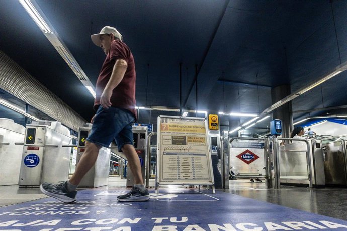Cartel de aviso en la estación de Gregorio Marañón