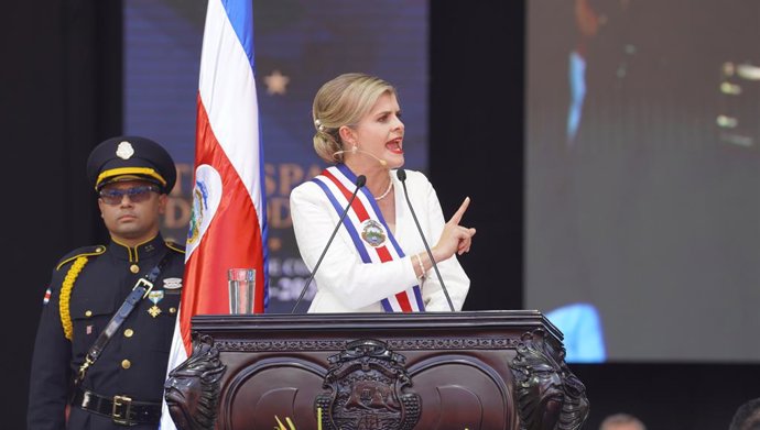 Archivo - Arquivo - SAN JOSÉ, 9 de maio de 2026  -- A presidente eleita da Costa Rica, Laura Fernández (à direita), profere um discurso durante a cerimônia de posse presidencial em San José, Costa Rica, em 8 de maio de 2026. Laura Fernández tomou posse na
