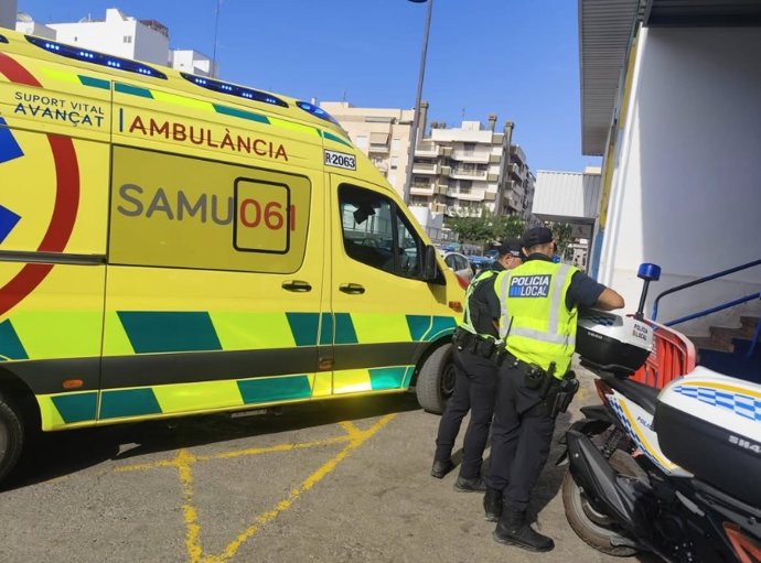 La rápida intervención de la Policía de Eivissa permite salvar a un hombre que sufrió una parada.