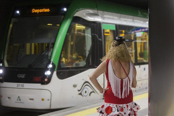 Archivo - Metro durante la Feria de Málaga