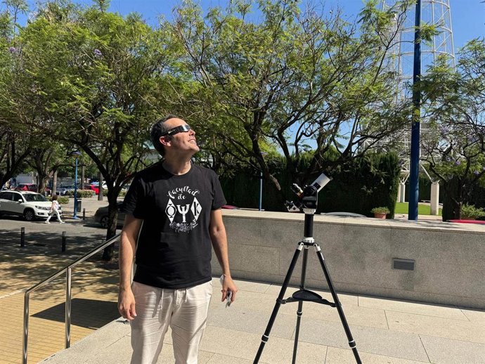 Imagen de la actividad de Café con Ciencia del pasado junio sobre la observación de eclipses.