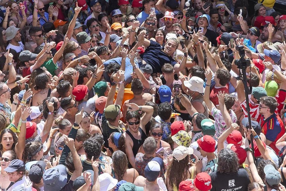 Barry B llevado en volandas por el público de la plaza del Trigo, durante su concierto en el Sonorama Ribera 2026