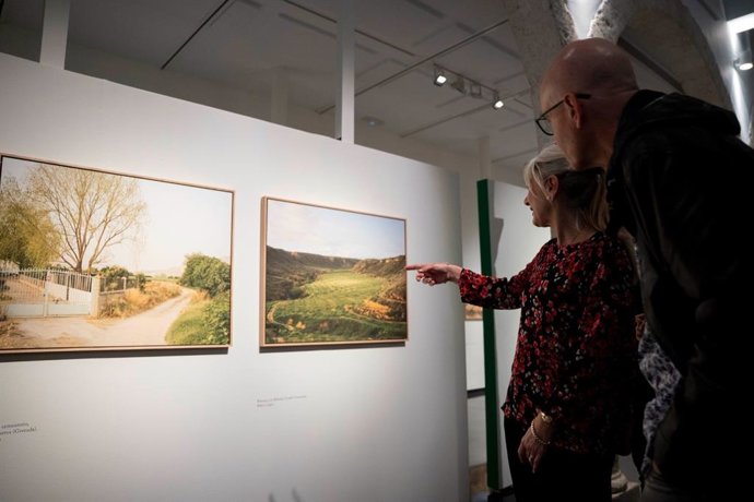 La consejera de Cultura, Patrimonio Histórico y Deporte de la Junta de Andalucía, Patricia del Pozo, junto al director del CAF, Juan María Rodríguez, durante la inauguración de la exposición 'Misión Andalucía'.