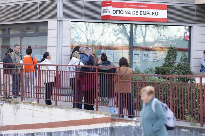 Archivo - Varias personas hacen cola en una Oficina de Empleo, a 6 de abril de 2026, en Madrid (España). 
