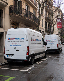 Furgoneta de la flota propia de Servimudanzas en una mudanza