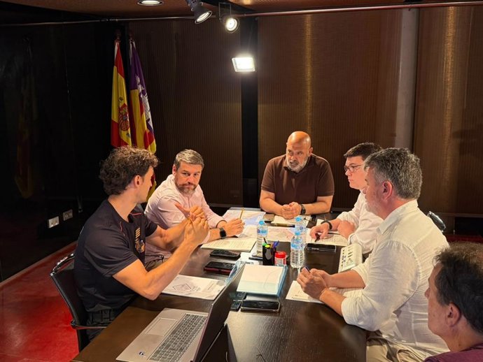 El alcalde de Palma, Jaime Martínez, en la reunión con representantes de Protección Civil, Bomberos de Palma y Policía Local hablando acerca del dispositivo especial para el eclipse.