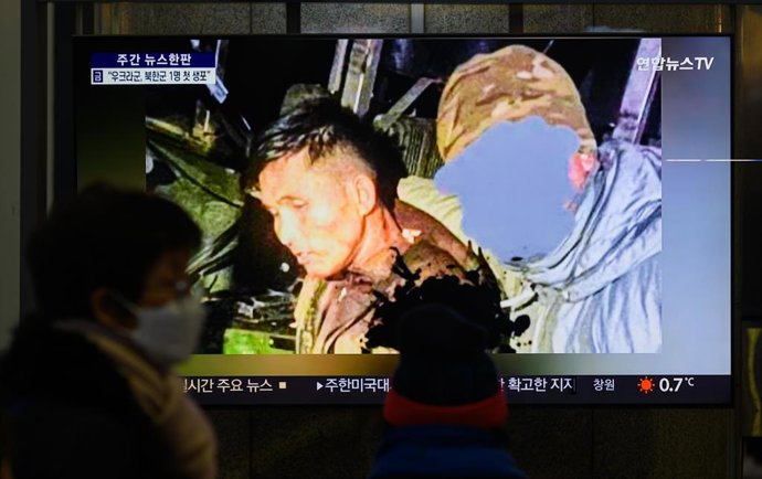 Archivo - Arquivo - 28 de dezembro de 2024, Seul, Coreia do Sul: Uma transmissão de 24 horas do canal de notícias Yonhap, na Estação Ferroviária de Yongsan, mostra um suposto soldado norte-coreano que teria sido capturado pelas forças armadas ucranianas n