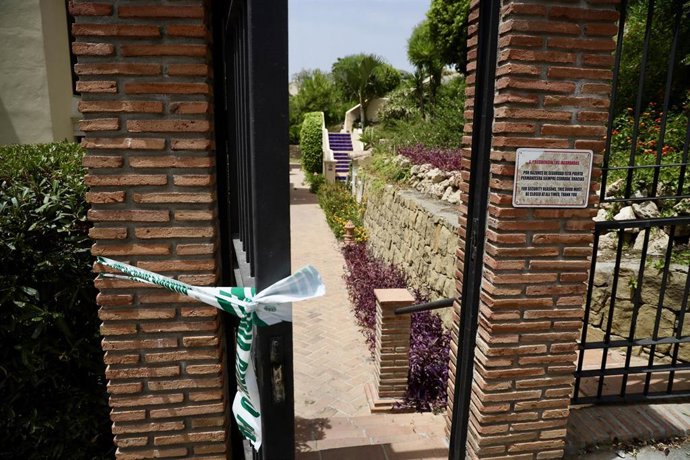 Medios gráficos toman imágenes en el domicilio donde ha sido encontrada una mujer muerta con signos de violencia. A 21 de julio de 2026 en Benahavís, Málaga (Andalucía, España). 